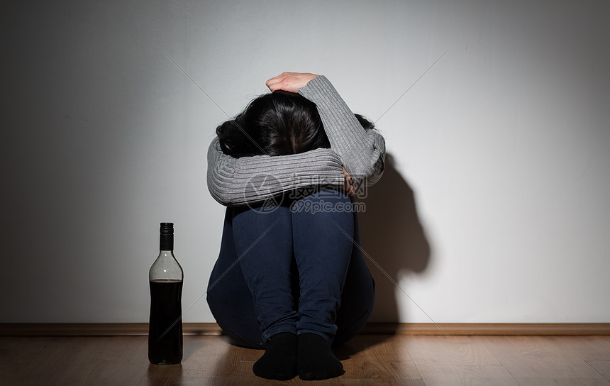 酗酒,抑郁人们的观念快乐的女人家里哭着喝瓶酒家里瓶酒的女人哭图片