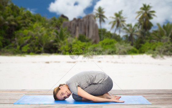 健身,人们健康的生活方式快乐的女人异国情调的热带海滩背景下的垫子上瑜伽快乐的女人海滩上儿童姿势瑜伽图片