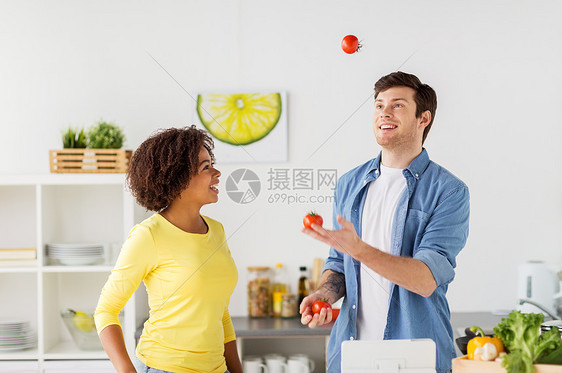 人,国际健康的饮食理念幸福的夫妇烹饪食物杂耍西红柿家里厨房夫妇家里饭杂耍西红柿图片