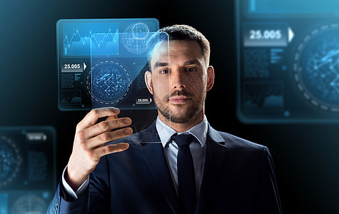 商业,增强现实未来的技术商人适合与透明平板电脑PC计算机虚拟屏幕投影黑色背景拥平板电脑虚拟屏幕的商人图片