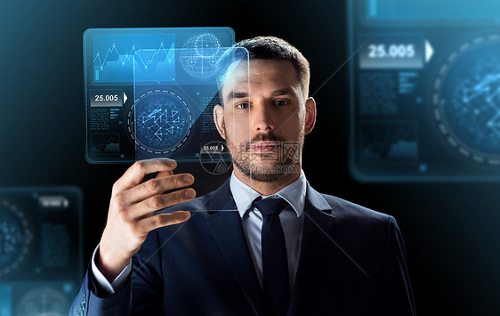 商业,增强现实未来的技术商人适合与透明平板电脑PC计算机虚拟屏幕投影黑色背景拥平板电脑虚拟屏幕的商人图片