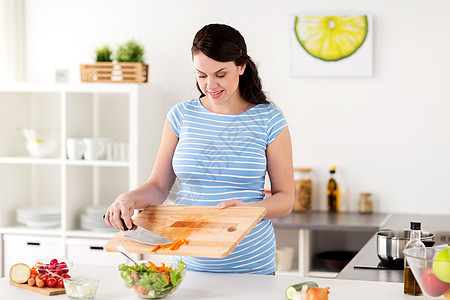 健康饮食,怀孕人的孕妇烹饪蔬菜沙拉家厨房孕妇家煮蔬菜沙拉图片