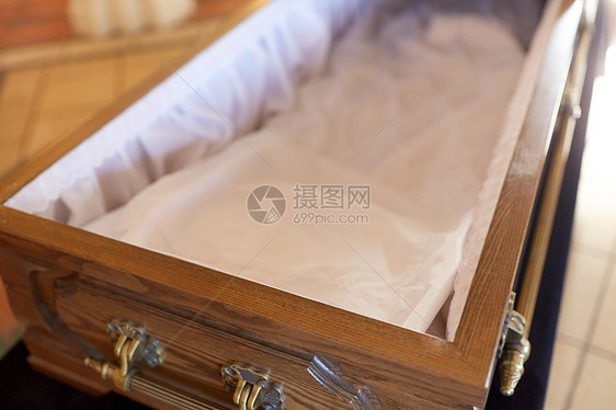 葬礼哀悼教堂里敞开的空棺材教堂里打开的空棺材图片