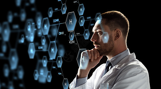 化学,科学人的男医生科学家穿白色外套,看虚拟投影的化学公式黑色背景科学家研究化学公式投影图片