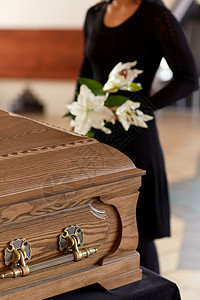 人们哀悼的教堂葬礼上带着鲜花棺材的女人葬礼上鲜花棺材的女人图片