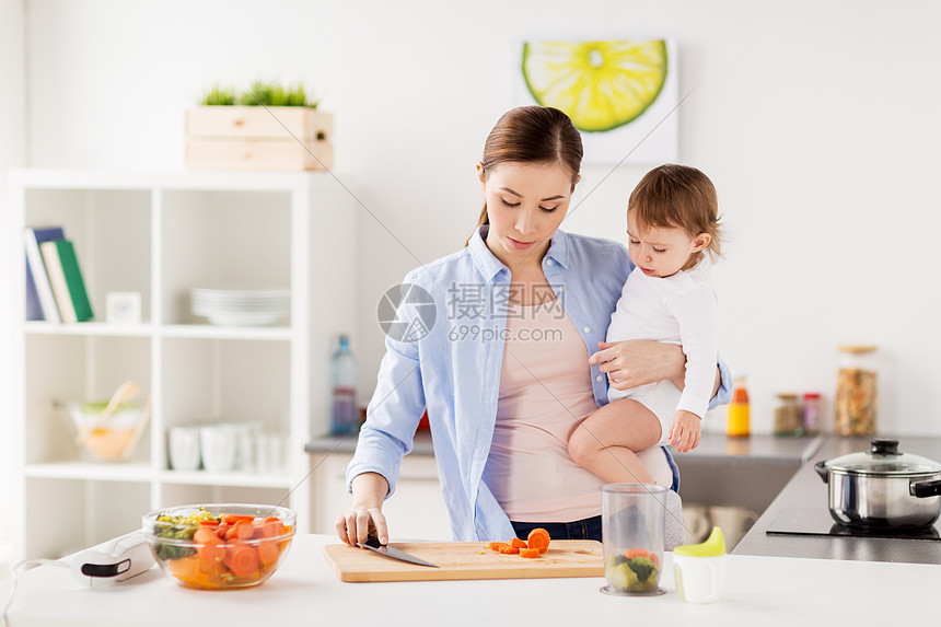 ‘~家里厨房里快乐的母亲婴儿  ~’ 的图片