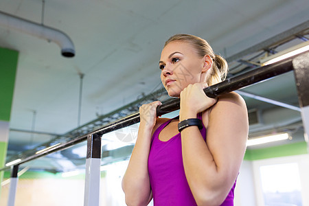 运动,健身人的妇女锻炼拉水平酒吧健身房妇女健身房锻炼仰卧坐图片