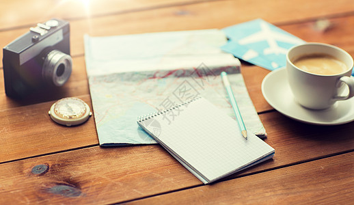 物品信息度假,旅游,旅游物品的空白记事本与,咖啡机票用旅行票记事本背景