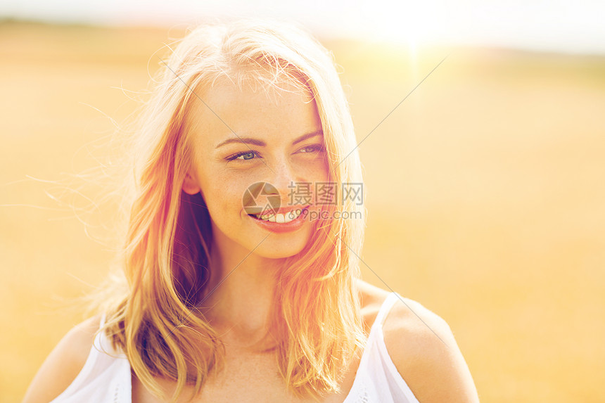乡村,自然,暑假,假期人们的微笑的轻女人穿着白色的谷物田微笑的轻女人穿着白色的谷物地里图片