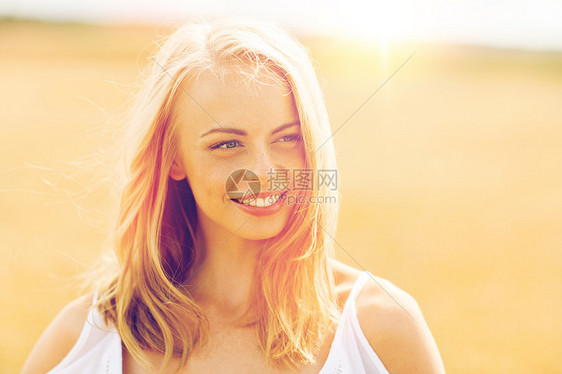 乡村,自然,暑假,假期人们的微笑的轻女人穿着白色的谷物田微笑的轻女人穿着白色的谷物地里图片
