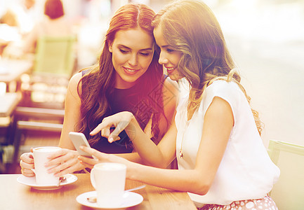 技术,生活方式,友谊人的快乐的轻妇女十几岁的女孩户外咖啡馆用智能手机咖啡杯轻的女人咖啡馆里着智能手机图片
