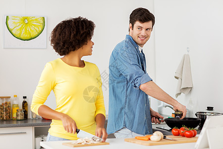 人,国际健康的饮食幸福的夫妇烹饪食物交谈家里厨房幸福的夫妇家里厨房饭图片