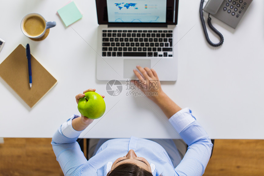 商业,人技术的商人的手与笔记本电脑绿色苹果办公室工作办公室里苹果笔记本电脑的女商人图片