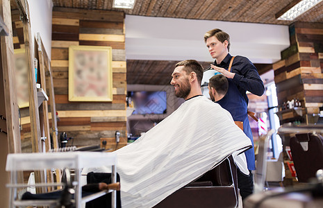 美容,发型人的男人发型师理发师与镜子理发店理发店的男人理发师带着镜子图片