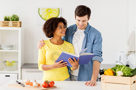 人们,烹饪食物健康的饮食快乐的夫妇与食谱蔬菜家里厨房幸福的夫妇家里厨房里烹饪书图片