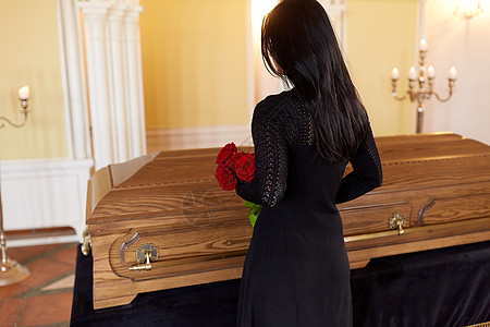 人们哀悼的女人带着红玫瑰棺材教堂的葬礼上葬礼上带着红玫瑰棺材的女人图片