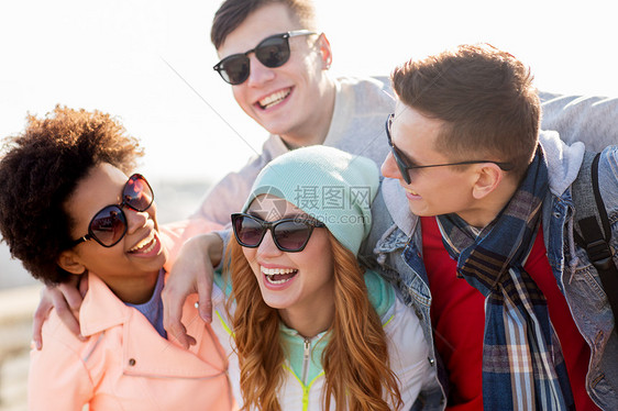 人,友谊青少的群快乐的朋友戴着太阳镜户外玩笑快乐的十几岁的朋友阴影中笑户外图片