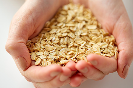 食物,健康的饮食人们的近距离的手燕麦片紧握着燕麦片的手图片