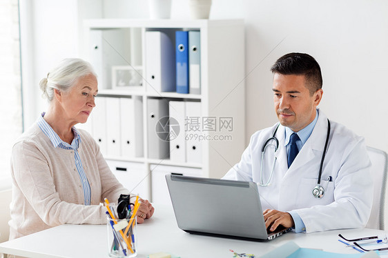 医学,龄,医疗保健人的微笑的老年女子医生与笔记本电脑会议医院老年女子医生带着笔记本电脑医院图片