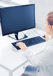商业,办公室,学校教育女商人电脑上的空白屏幕办公室办公室里电脑的女商人图片