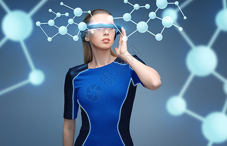 增强现实,科学,技术人的美丽的女人未来的三维眼镜与分子虚拟投影蓝色背景虚拟现实中的女带分子的三维眼镜图片