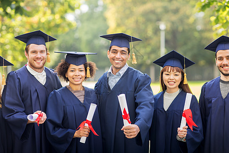 教育,毕业人的群快乐的国际学生迫击炮板学士学位礼服与文凭文凭的迫击炮板上快乐的学生图片