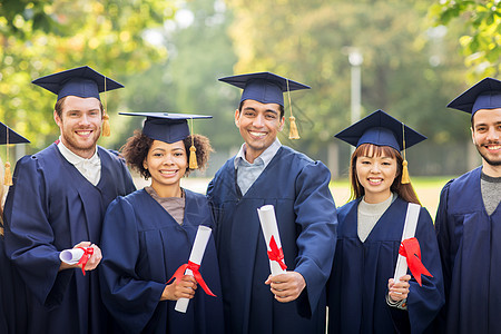 教育,毕业人的群快乐的国际学生迫击炮板学士学位礼服与文凭文凭的迫击炮板上快乐的学生男人高清图片素材