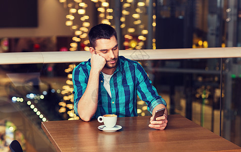 休闲,技术,生活方式人的男人与智能手机咖啡餐厅餐厅里智能手机咖啡的男人图片