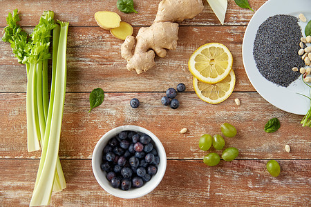 健康饮食,食物饮食水果,浆果蔬菜木制桌子上木制桌子上的水果浆果蔬菜图片