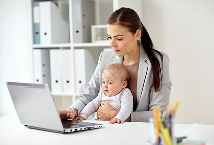 商业,母亲,多任务,家庭人的快乐的女商人与婴儿笔记本电脑办公室工作快乐的女商人办公室带着婴儿笔记本电脑图片