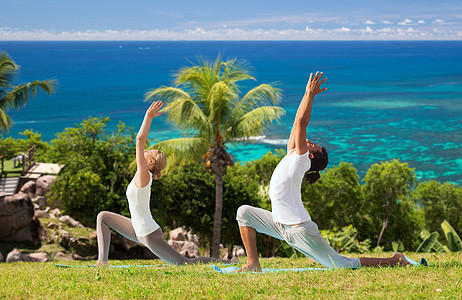 健身,运动,放松人们的夫妇自然背景下低弓步姿势瑜伽夫妇户外低弓步瑜伽姿势图片