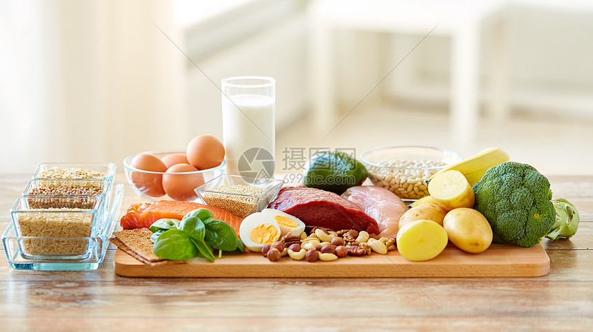 健康饮食餐桌上的天然食物桌子上的天然食物图片