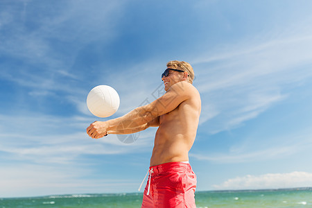 夏天,运动,健身人们的轻人海滩上打排球带球的轻人海滩上打排球图片