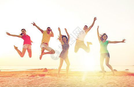 友谊,暑假,假期,聚会人的群微笑的朋友海滩上跳舞跳跃微笑的朋友海滩上跳舞跳跃背景图片