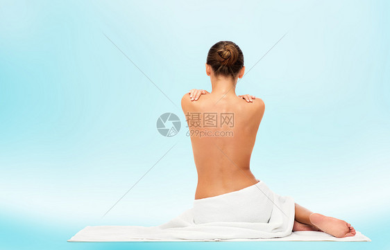 美丽,水疗,人身体护理的美丽的轻女人白色毛巾与裸露的顶部背蓝色背景穿着毛巾的漂亮轻女人赤裸着背图片