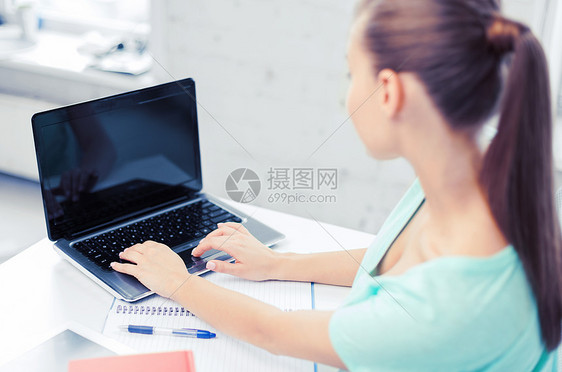 商业,办公室,学校教育女商人工作笔记本电脑与空白屏幕办公室里笔记本电脑的女商人图片