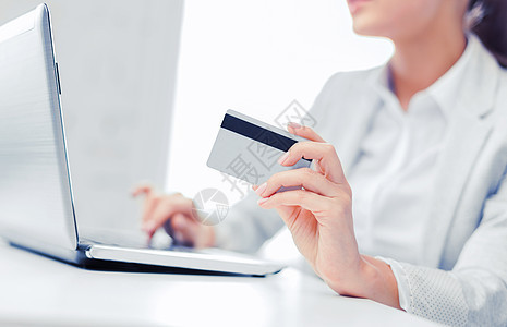 银行,购物,货币女商人带笔记本电脑信用卡带笔记本电脑信用卡的女商人图片