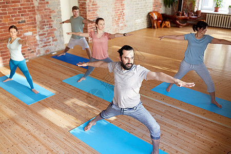 健身,运动健康的生活方式群人瑜伽战士姿势工作室群工作室瑜伽战士姿势的人图片