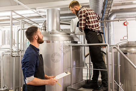 制造,商业人的工艺啤酒厂啤酒厂工作的人工艺啤酒厂啤酒厂工作的人图片