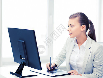 微笑的女商人办公室画平板电脑的照片办公室画平板电脑的女商人图片