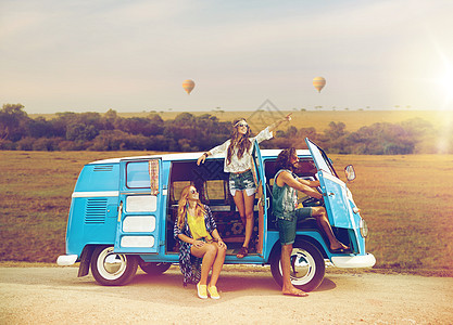 暑假,公路旅行,旅行人们的微笑的轻嬉皮朋友小型货车上的非洲草原背景快乐的嬉皮朋友小型货车非洲图片