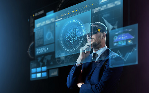 商业,人,增强现实现代技术商人虚拟耳机看屏幕投影黑色背景虚拟现实耳机屏幕中的商人图片