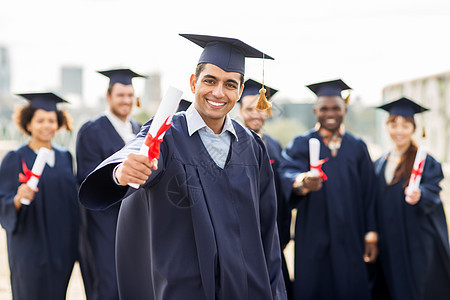 教育,毕业人的群快乐的国际学生迫击炮板学士学位礼服与文凭文凭的迫击炮板上快乐的学生美国人高清图片素材
