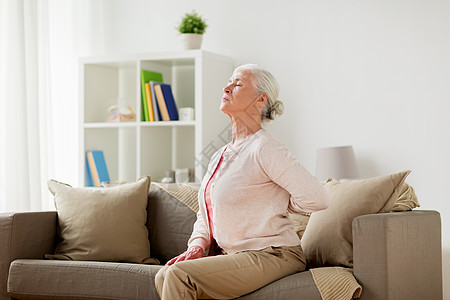 老健康问题人们的观念老妇女家里遭受背部疼痛老妇女家里遭受疼痛图片