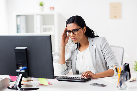 商业,人,截止日期技术强调女商人与电脑办公室压力的女商人办公室里电脑图片