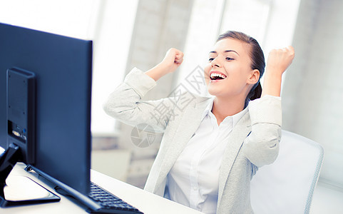 办公室里电脑的快乐女商人的照片办公室里电脑的女商人图片