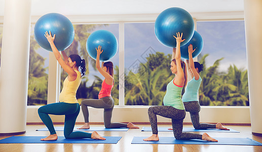 怀孕,运动,健身,人健康的生活方式群快乐的孕妇健身房用球锻炼快乐的孕妇健身房用球锻炼图片