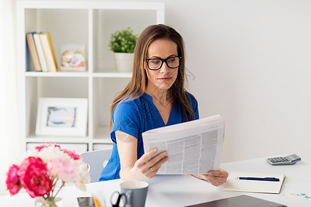 商业,人民大众媒体的妇女眼镜阅读报纸办公室戴眼镜的女人办公室看报纸图片