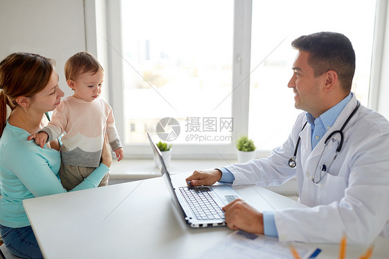 医学,医疗,儿科人的快乐的女人与婴儿医生与笔记本电脑诊所婴儿的女人带笔记本电脑的医生诊所图片