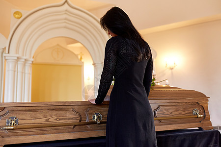 人们哀悼的东正教葬礼上带着棺材的悲伤女人教堂葬礼上带着棺材的悲伤女人图片